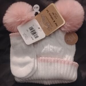 Stylish Pink and White Pom-Pom Hat and Mittens Set
